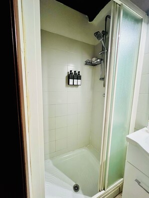 Shower, hair dryer, bidet, towels - B&B Il Nido - Bart County Small and quiet 15 minutes from Lake Como (Ponte Lambro)