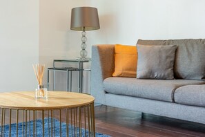 TV - Stylish Canary Wharf Flat & Balcony, 1 min to tube (Greater London)