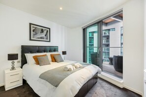 Iron/ironing board, Internet, bed sheets - Stylish Canary Wharf Flat & Balcony, 1 min to tube (Greater London)