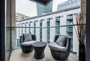 Property grounds - Stylish Canary Wharf Flat & Balcony, 1 min to tube (Greater London)