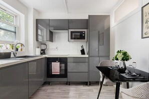 Fridge, microwave, oven, stovetop - Modern Vibes + Prime Location – 2BR by Kings Cross (Greater London)