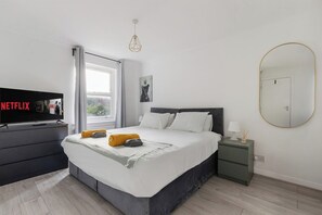 Iron/ironing board, Internet, bed sheets - Modern Vibes + Prime Location – 2BR by Kings Cross (Greater London)