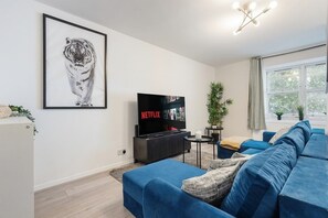 TV - Modern Vibes + Prime Location – 2BR by Kings Cross (Greater London)