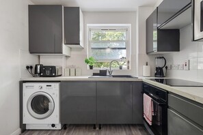 Fridge, microwave, oven, stovetop - Modern Vibes + Prime Location – 2BR by Kings Cross (Greater London)