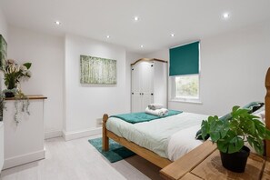 Tabla de planchar con plancha, internet y ropa de cama 