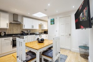 Fridge, microwave, oven, stovetop - Modern Spacious Greenwich 2BR Central Location (Greater London)