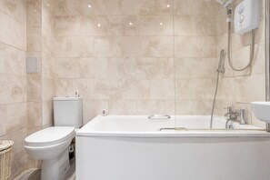 Hair dryer, towels - Modern Spacious Greenwich 2BR Central Location (Greater London)