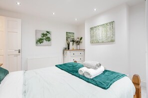 Iron/ironing board, Internet, bed sheets - Modern Spacious Greenwich 2BR Central Location (Greater London)