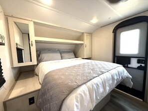 1 bedroom - Joy Drive In Movie & RV Resort - The Tracer - Joy Drive In Movie & RV Resort - Tracer! (Copperas Cove)