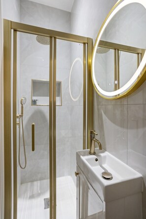 Hair dryer, towels - 1 Bedroom Center London Luxury Pad, High Spec (Greater London)