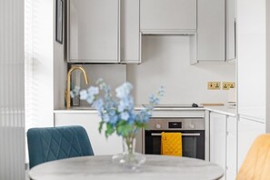 Fridge, microwave, oven, stovetop - 1 Bedroom Center London Luxury Pad, High Spec (Greater London)