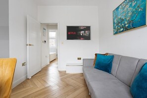 TV - 1 Bedroom Center London Luxury Pad, High Spec (Greater London)