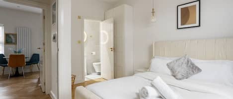 Iron/ironing board, Internet, bed sheets