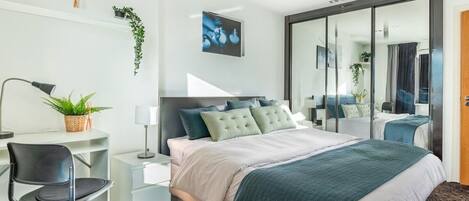 Iron/ironing board, Internet, bed sheets