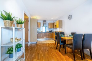 Dining - 1 Bed flat | City Center | Sleeps 4 | Hi Quality (Greater London)