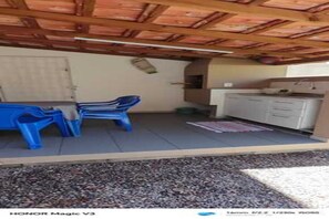 Outdoor dining - Cozy house 150m from Praia Grande beach on the coast of Santa Catarina. (Governador Celso Ramos)