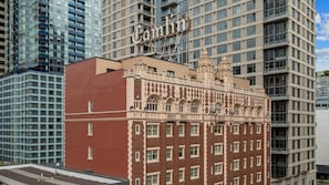 Un bâtiment historique, reconnaissable à son imposante enseigne « Camlin », entouré de gratte-ciel modernes.