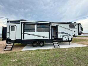 Exterior - Joy Drive In Movie & RV Resort - Montana - Joy Drive In Movie & RV Resort - Montana (Copperas Cove)
