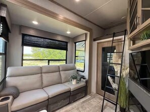 TV - Joy Drive In Movie & RV Resort - 2bd Toy Hauler - Joy Drive In Movie & RV Resort - 2bd Toy Hauler (Copperas Cove)