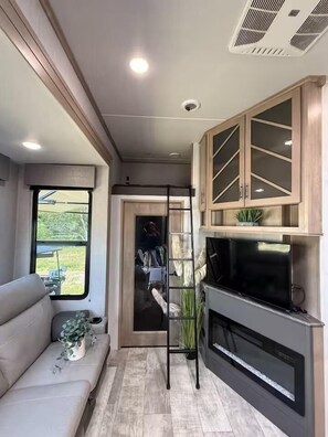 TV - Joy Drive In Movie & RV Resort - 2bd Toy Hauler - Joy Drive In Movie & RV Resort - 2bd Toy Hauler (Copperas Cove)
