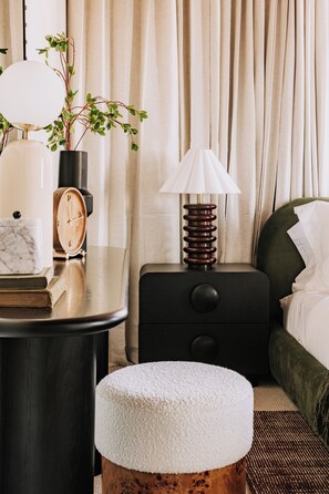 Desk, iron/ironing board, free WiFi, bed sheets - Game night in your theater, stargazing from the hot tub. Sunday brunch in a chef's kitchen (or with our optional private chef, Marvin). The Benton is a 3,600 sq ft experience in one of Denver's coolest neighborhoods. (Denver)