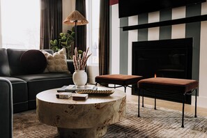 Smart TV, fireplace, video games - Game night in your theater, stargazing from the hot tub. Sunday brunch in a chef's kitchen (or with our optional private chef, Marvin). The Benton is a 3,600 sq ft experience in one of Denver's coolest neighborhoods. (Denver)