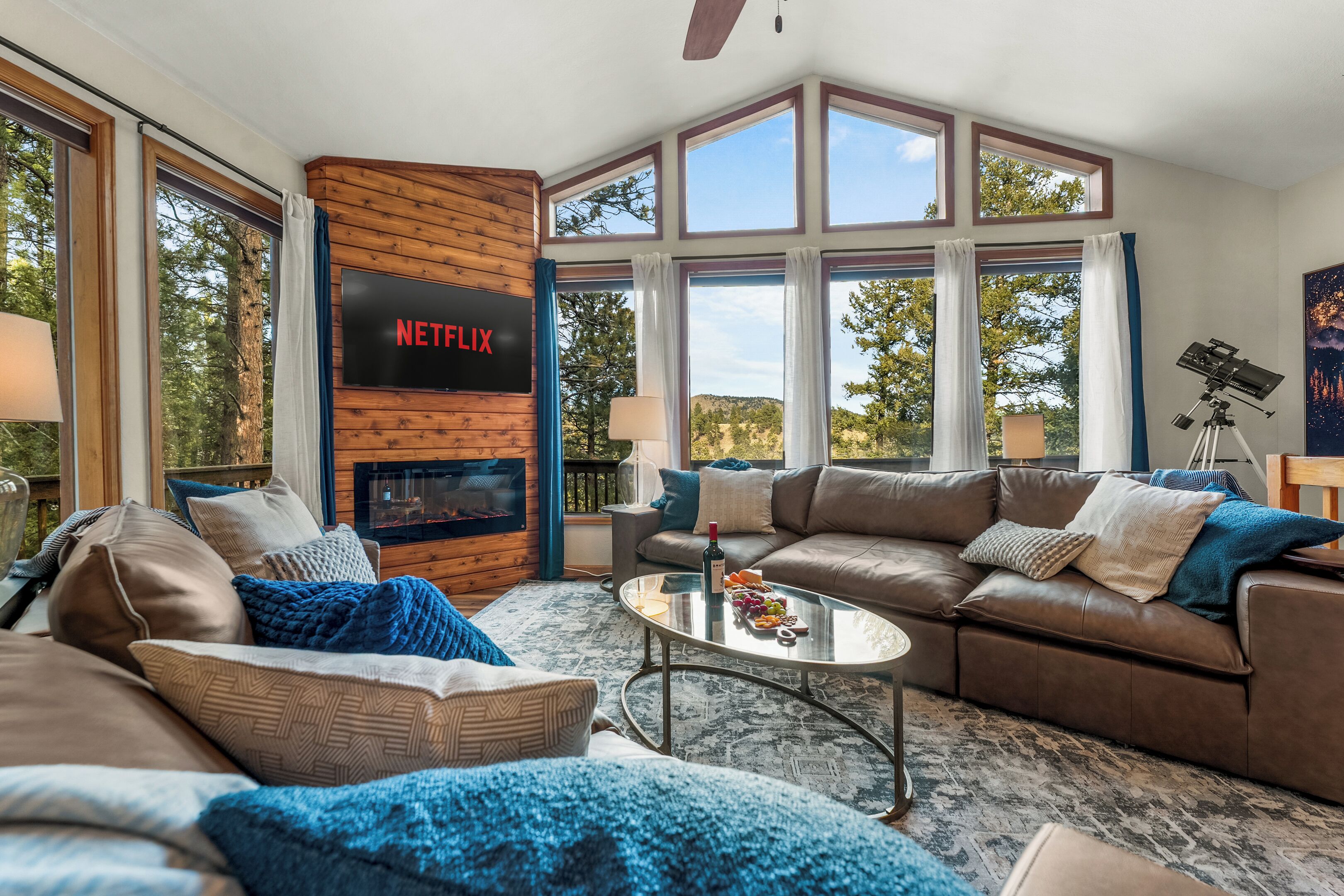 Smart-TV, Kamin, Videospiele, Tischfußball