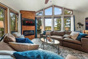 Smart-TV, Kamin, Videospiele, Tischfußball