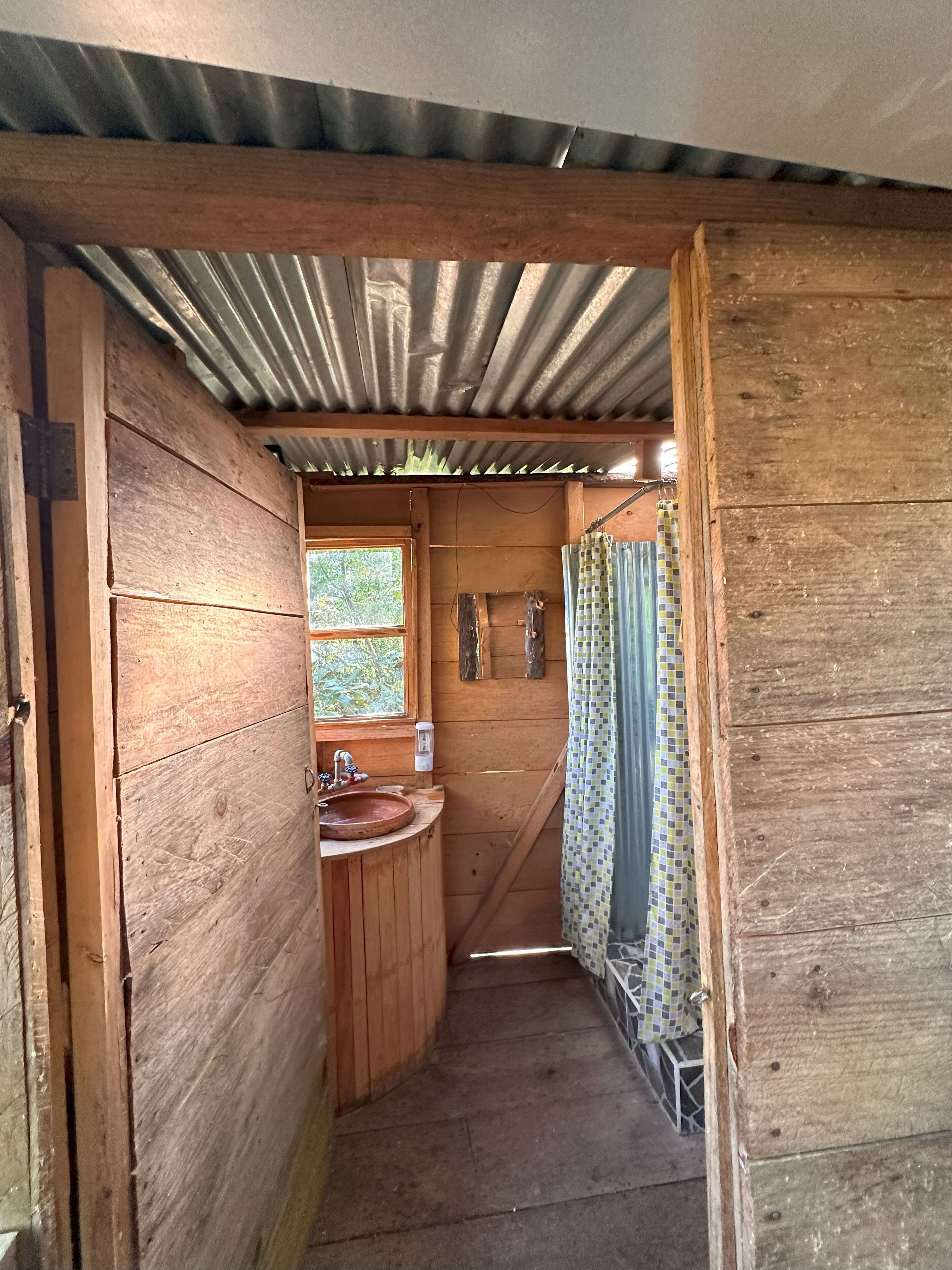 Dusch, handdukar och toalettpapper