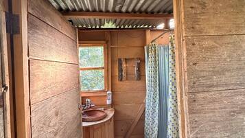 Dusch, handdukar och toalettpapper