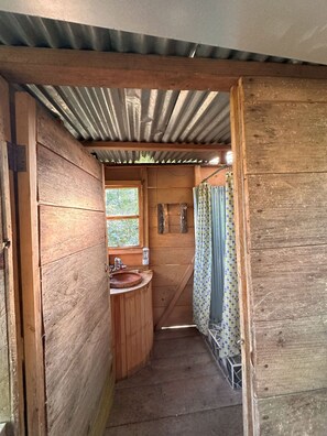 Dusch, handdukar och toalettpapper