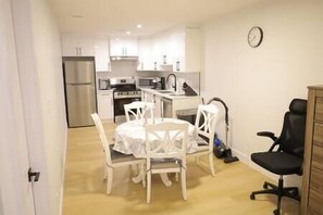 Fridge, microwave, oven, stovetop - Executive Basement suite, Cozy & Fully Equipped. (Edmonton)