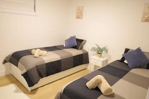 Iron/ironing board, free WiFi - Executive Basement suite, Cozy & Fully Equipped. (Edmonton)