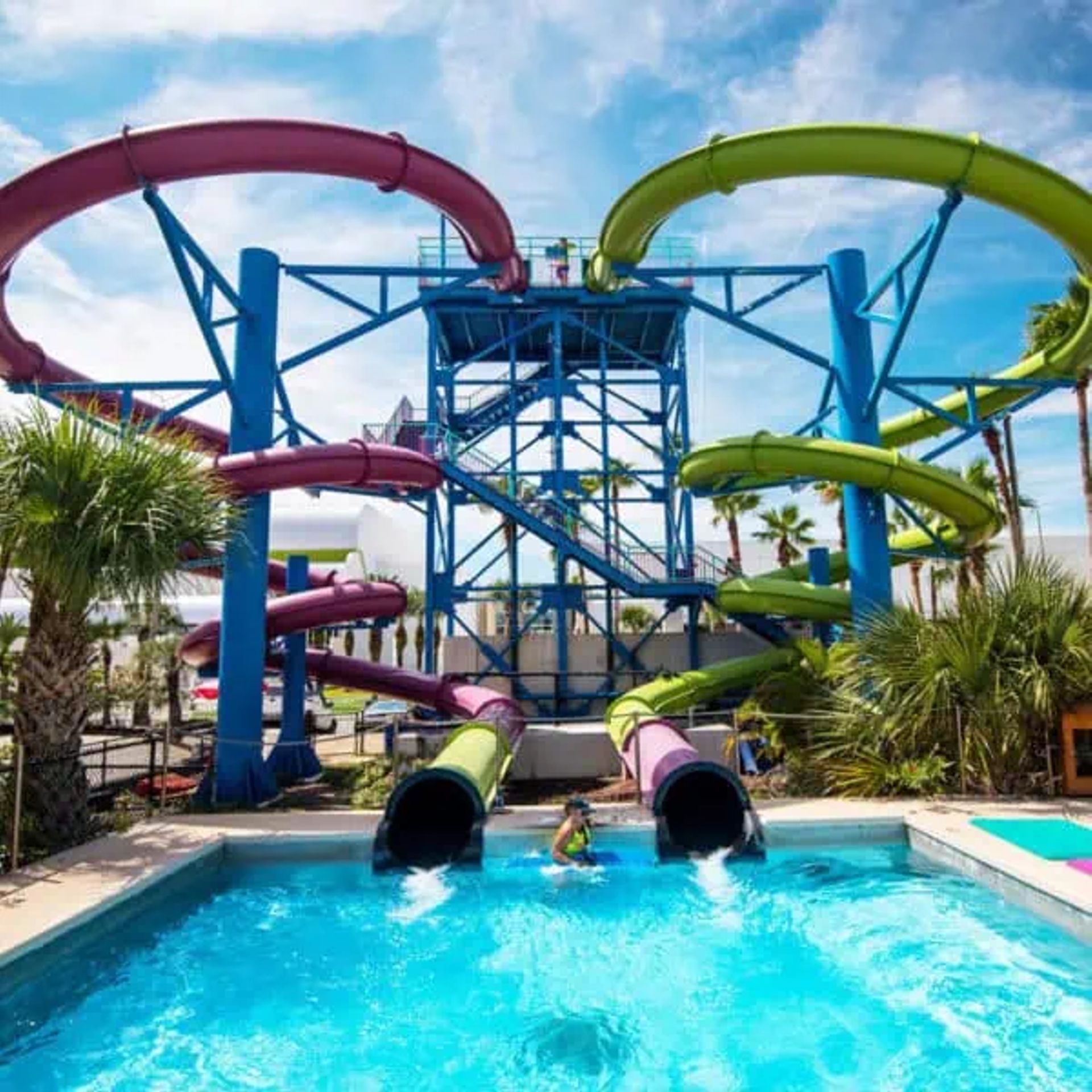 Ein Wasserpark mit mehreren Wasserrutschen und einem Poolbereich.