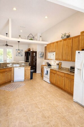 Kylskåp, mikrovågsugn, ugn och spishäll