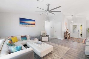 TV, offices - 3 BDR Retreat l Close to Mackle Park I Heated Pool (Marco Island)