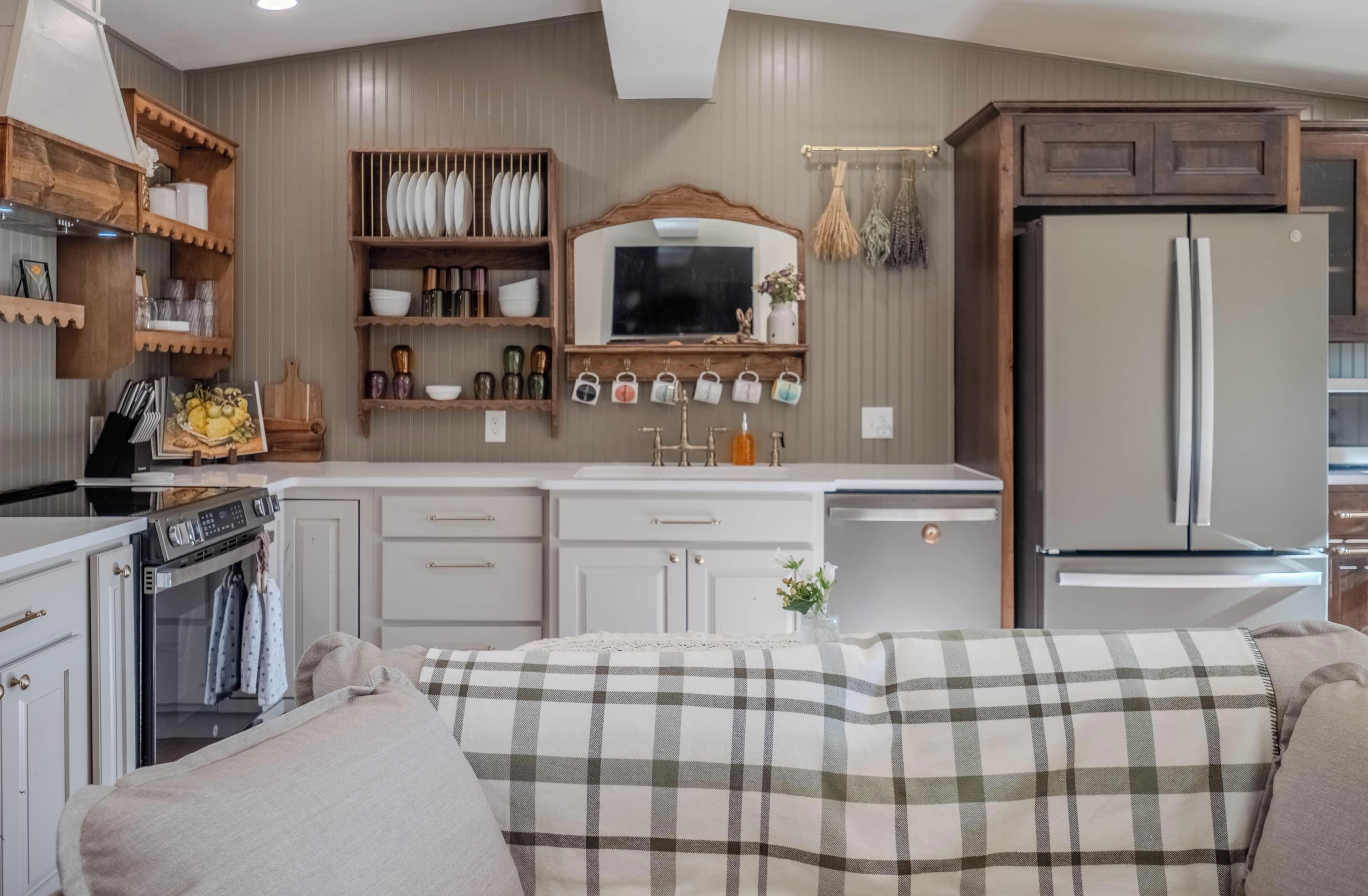 Réfrigérateur, four à micro-ondes, un four, surface de cuisson