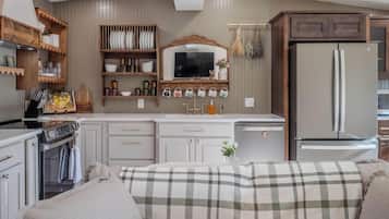 Réfrigérateur, four à micro-ondes, un four, surface de cuisson