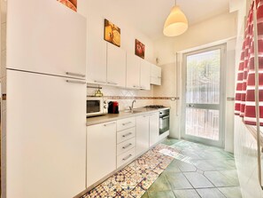 Microwave, oven, stovetop, cookware/dishes/utensils - Villa For Sun, Sea and Relax, 200 meters from the beach (ALCAMO)