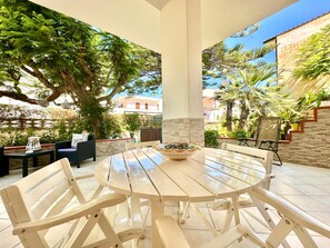 Outdoor dining - Villa For Sun, Sea and Relax, 200 meters from the beach (ALCAMO)