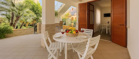 屋外ダイニングエリア