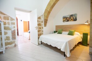 2 bedrooms, iron/ironing board, WiFi, bed sheets - Maria's house, a few meters from the marina (CASTELLAMMARE DEL GOLFO)