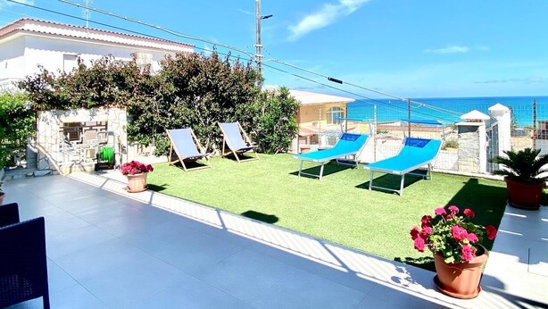A terrace with sun loungers, a small garden, and a view of the sea. - Villa dei Gerani, 500 mt from the sea. (ALCAMO)