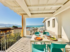 Outdoor dining - Zàgave Apartment, steps from the sea (ALCAMO)