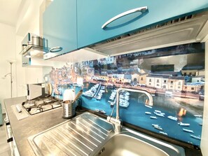 Micro-ondes, four, plaque de cuisson, chaise haute