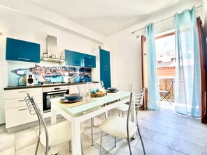 Micro-ondes, four, plaque de cuisson, chaise haute
