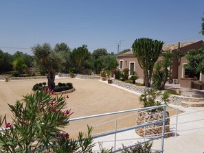 Property grounds - Casale Bagni Villa with private and independent swimming pool (CANICATTINI BAGNI)