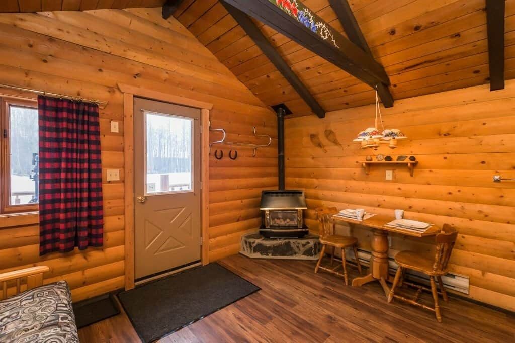 Televisión y chimenea 