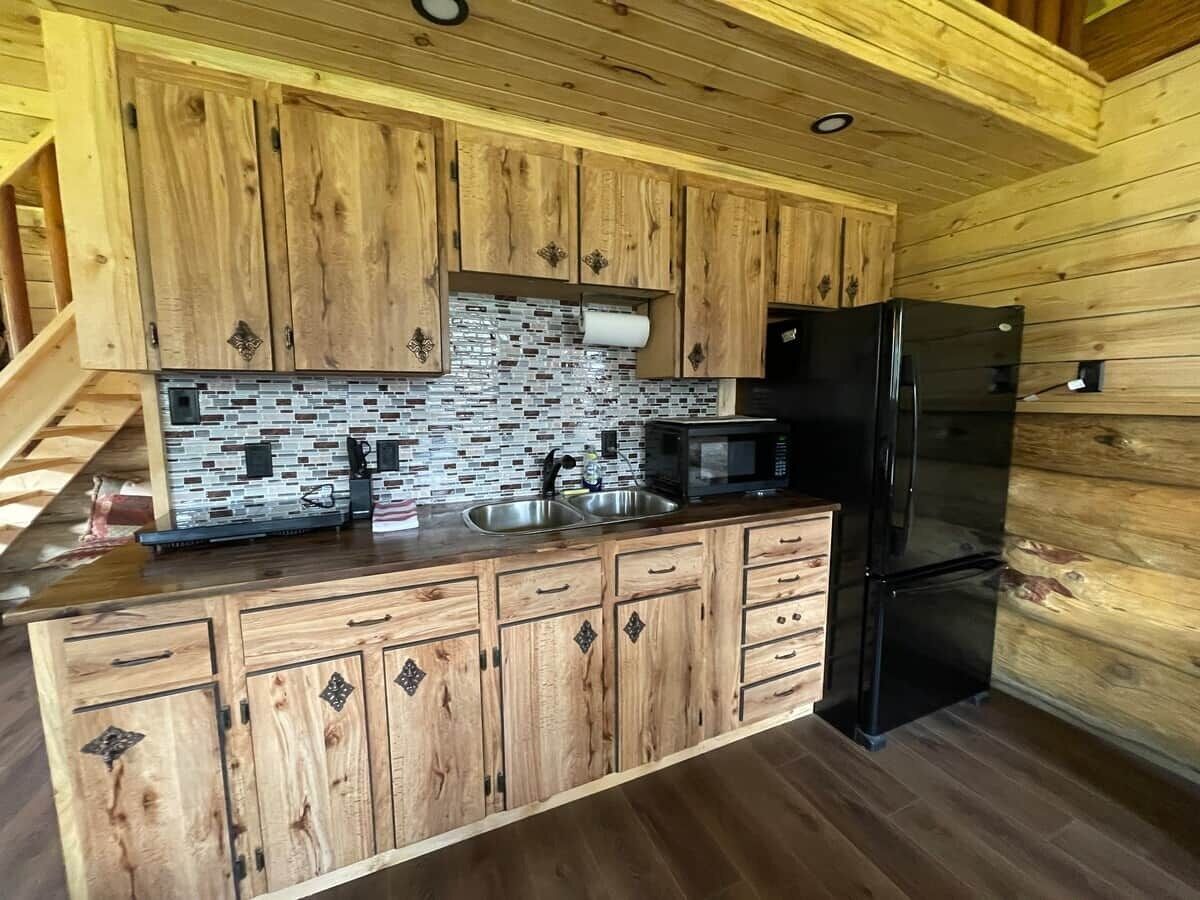 Kjøleskap, mikrobølgeovn, kokeplater og brødrister