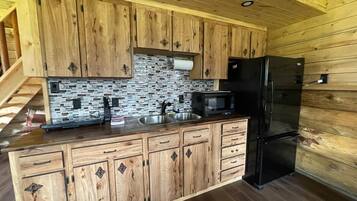 Kjøleskap, mikrobølgeovn, kokeplater og brødrister